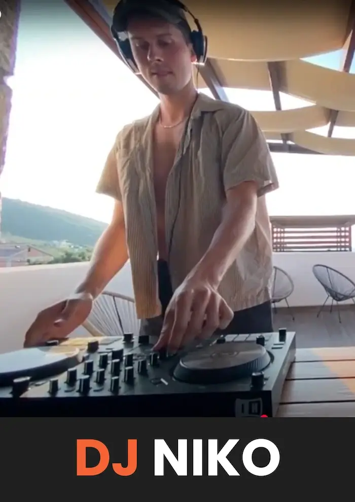Dj Nicolaj jauk fra København der spiller DJ'er på et bord