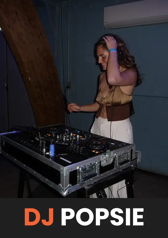 DJ popsie der spiller på en københavnsk klub på sin pult