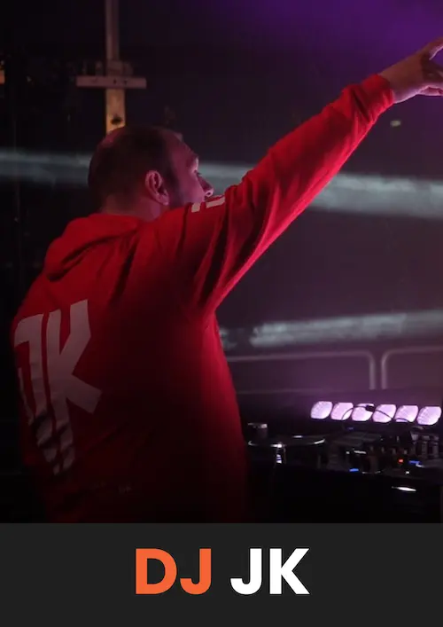 Dj Nikolaj fra københavn i rød hættetrøje med løftet arm